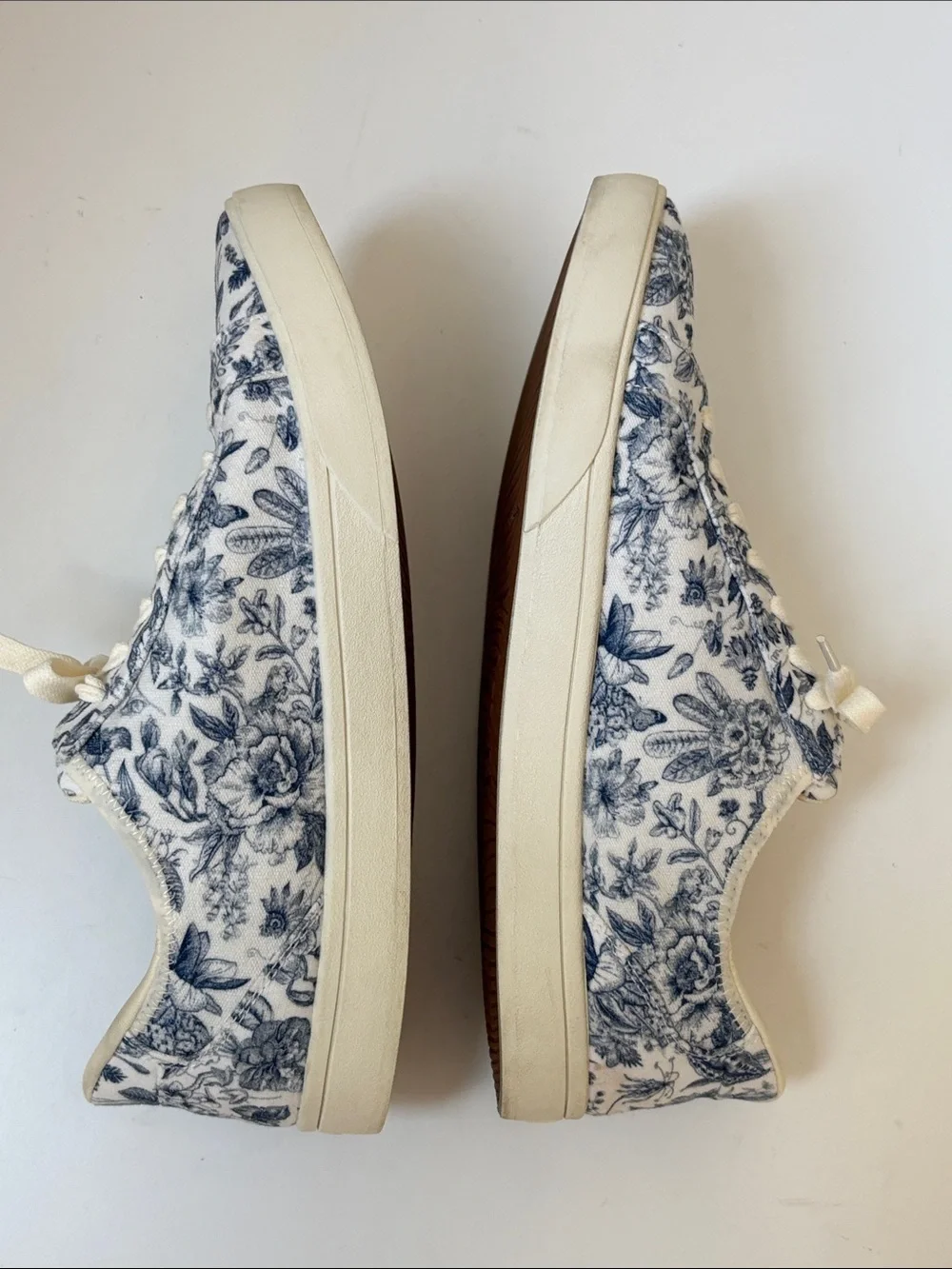 Kizik Irvine Blue Floral Lace-Up Hands Free Sneakers. Size EU 41.5 / US 9.5